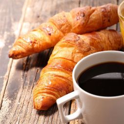 Formule comprenant le café, croissant / pain au chocolat