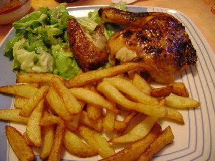 Poulet rôti avec frites et salade